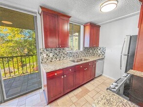 4561 Lake Washington Blvd NE in Kirkland, WA - Building Photo - Building Photo