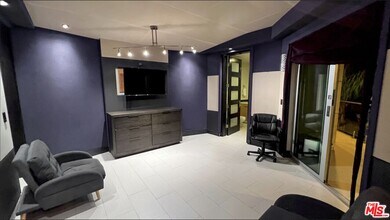 6425 Weidlake Dr in Los Angeles, CA - Building Photo - Building Photo