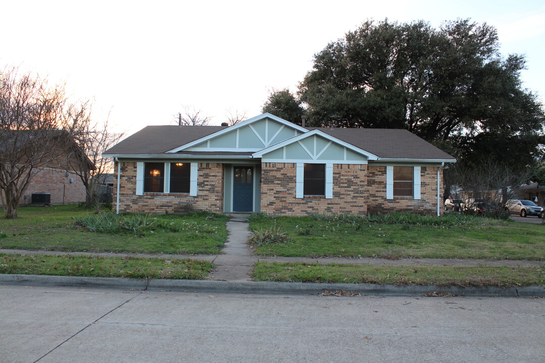 1625 Vinecrest Cir in Garland, TX - Building Photo