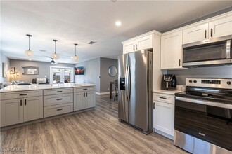 758 105th Ave N in Naples, FL - Foto de edificio - Building Photo