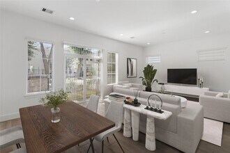 7702 Westside Villas Ln in Houston, TX - Building Photo - Building Photo