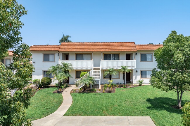 Sunset Drive Apartments in Escondido, CA - Foto de edificio - Building Photo