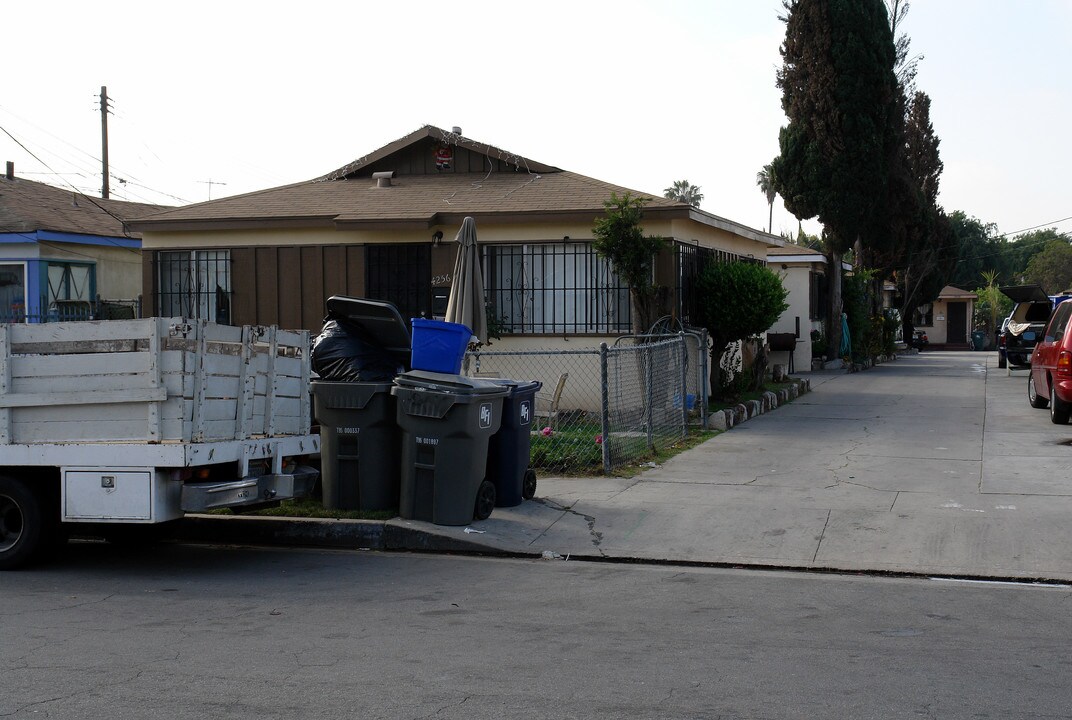 4256-4258 W 106th St in Inglewood, CA - Building Photo