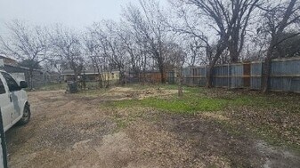 1426 N Jim Miller Rd in Dallas, TX - Building Photo