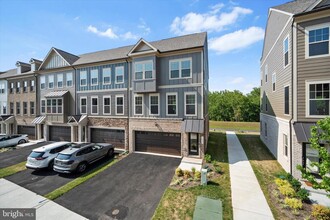 1051 Venifena Terrace SE in Leesburg, VA - Building Photo - Building Photo
