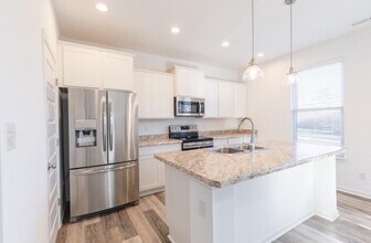 8060 Clarks Creek Ct in Avon, IN - Building Photo - Building Photo