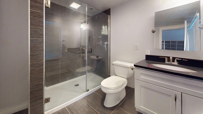 215 Bolton St, Unit 1 in Boston, MA - Foto de edificio - Building Photo