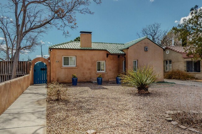 1610 Las Lomas Rd NE in Albuquerque, NM - Building Photo - Building Photo
