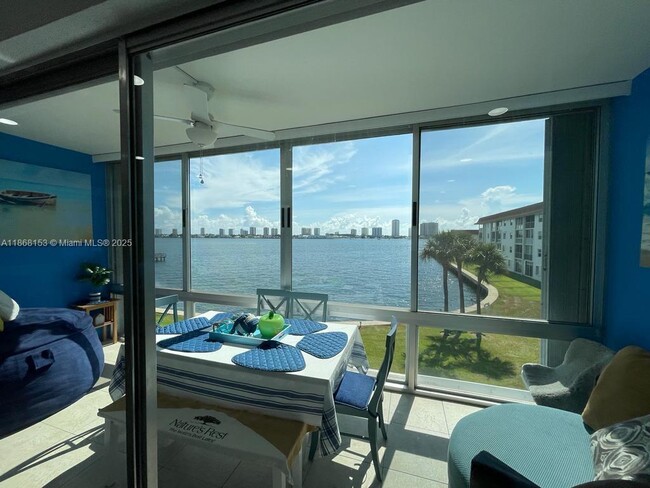 2936 Lake Shore Dr in West Palm Beach, FL - Building Photo - Building Photo