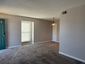 11271 Florida Blvd in Baton Rouge, LA - Foto de edificio - Building Photo