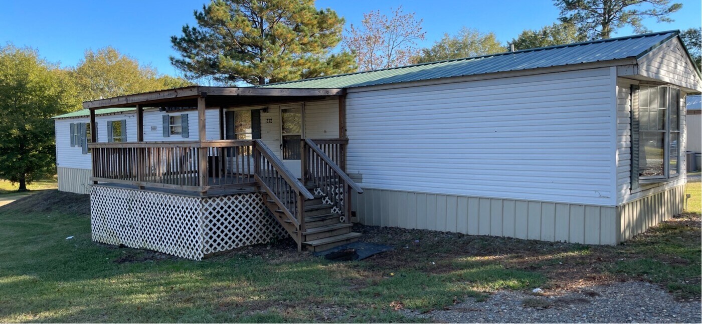 212 S Pine St in Mineral Springs, AR - Building Photo