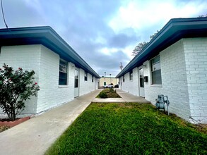 Maple Manor Apartments in McAllen, TX - Foto de edificio - Building Photo