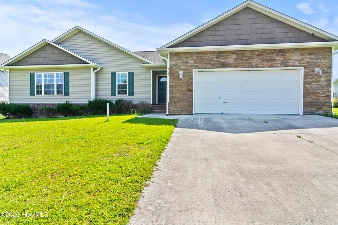 403 Sundown Ct in Hubert, NC - Building Photo