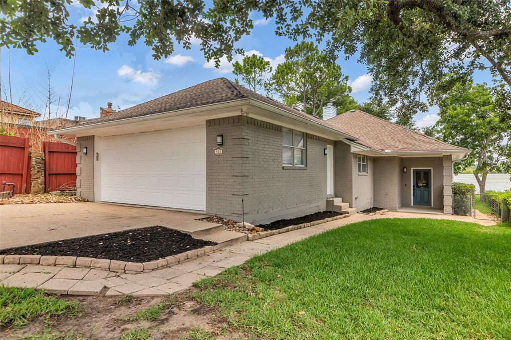 923 Paradise Ln in Montgomery, TX - Building Photo