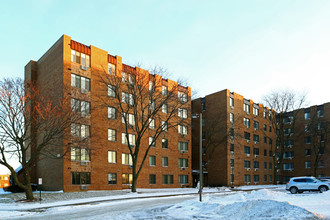 Huntington Towers in Mount Prospect, IL - Building Photo - Building Photo