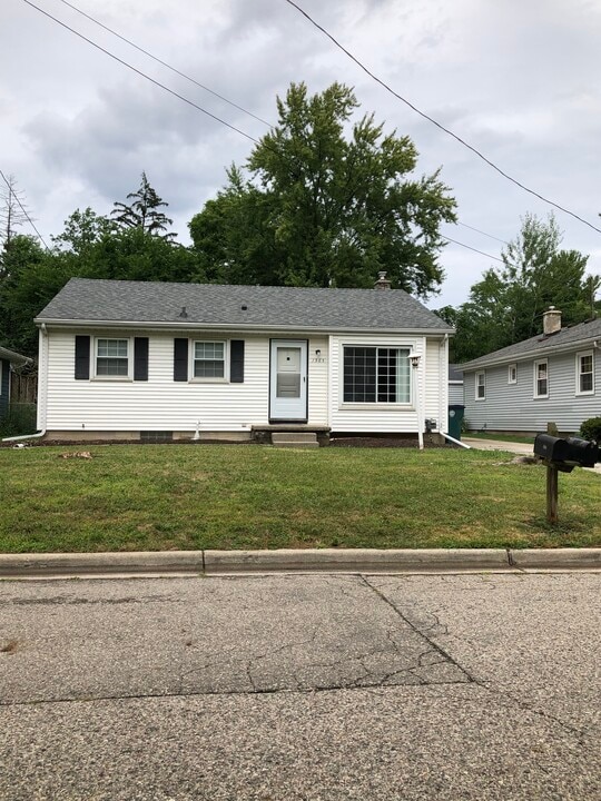 1565 Melrose Ave in East Lansing, MI - Building Photo