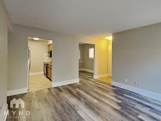 1407 Huntingdon Chase in Atlanta, GA - Foto de edificio - Building Photo