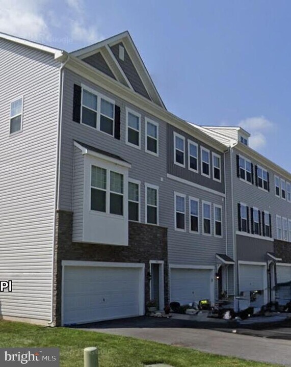 352 Dawson Pl in Downingtown, PA - Building Photo