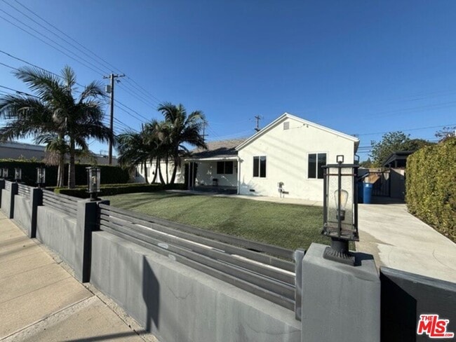 1411 N Avon St in Burbank, CA - Building Photo - Building Photo