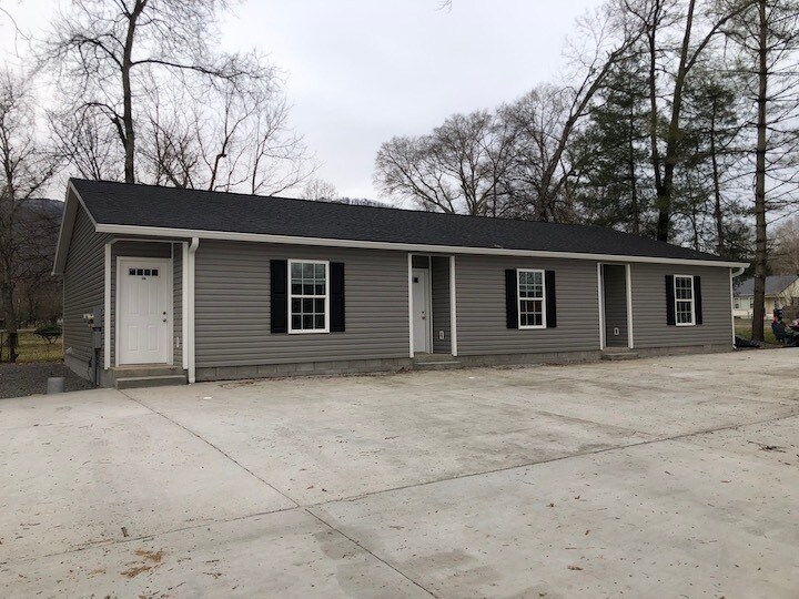107 Magnolia Ave, Unit 103 in Jasper, TN - Building Photo