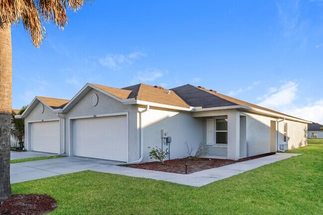 9076 Aegean Cir in Lehigh Acres, FL - Foto de edificio - Building Photo