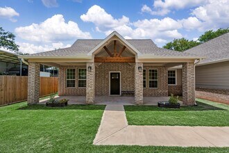24738 Roscommon Ln in Hempstead, TX - Building Photo - Building Photo