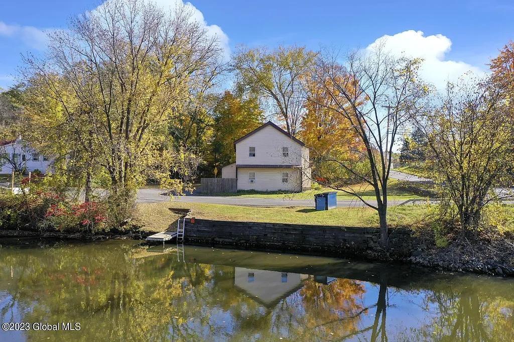106 Lake St in Niverville, NY - Foto de edificio
