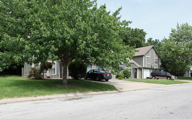 Locust Wood Townhomes in Kansas City, MO - Building Photo - Building Photo