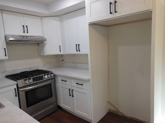 8728 Cedros Ave in Los Angeles, CA - Foto de edificio - Building Photo