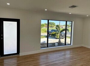 170 W 58th St in Hialeah, FL - Building Photo - Building Photo