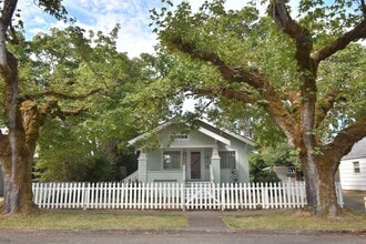 586 Grove St in Lebanon, OR - Building Photo - Building Photo