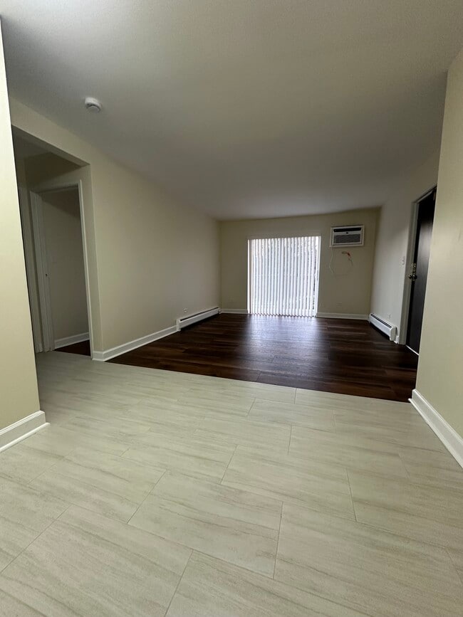 705 Court of Spruce, Unit Unit 3 in Vernon Hills, IL - Foto de edificio - Building Photo