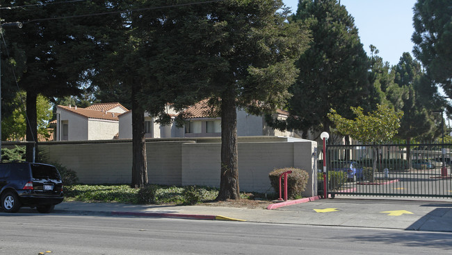 Rumrill Gardens Apartments in San Pablo, CA - Foto de edificio - Building Photo