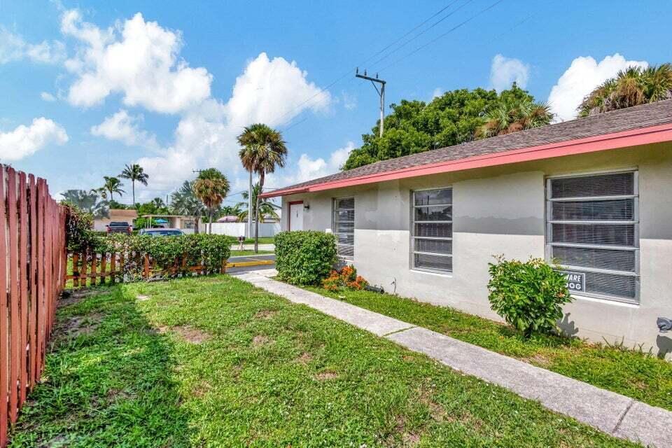 614 Holly Dr in Palm Beach Gardens, FL - Building Photo