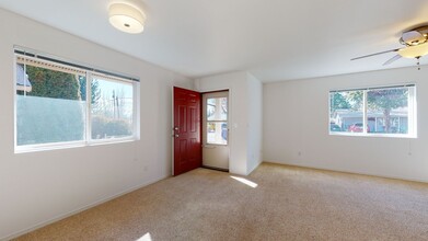 1204 N Brooklane St in Ellensburg, WA - Foto de edificio - Building Photo