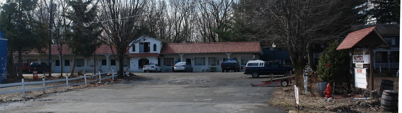 Dedell's Motel Rentals in Sherrill, NY - Building Photo