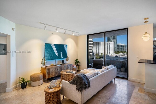 1330 West Ave, Unit 611 in Miami Beach, FL - Building Photo - Building Photo