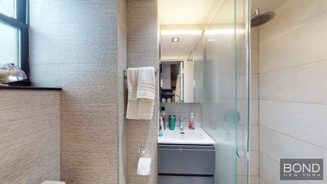 358 W 51st St in New York, NY - Building Photo - Building Photo