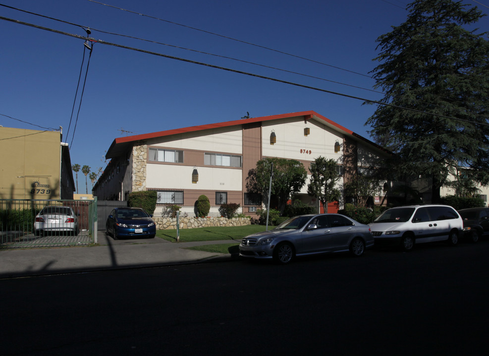 8749 Tobias Ave in Panorama City, CA - Foto de edificio