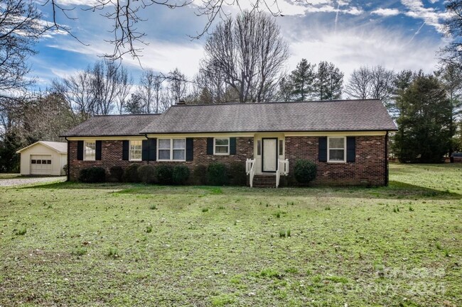 5390 Vesuvius Furnace Rd in Iron Station, NC - Foto de edificio - Building Photo