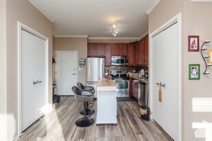 1 E 8th St, Unit 511 in Chicago, IL - Building Photo