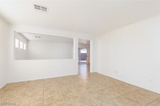 10667 April Rose Ct in Las Vegas, NV - Building Photo - Building Photo