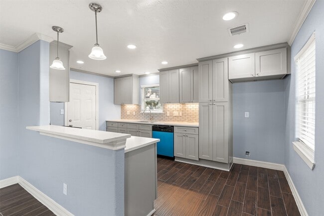 2106 22nd Ave N in Texas City, TX - Building Photo - Building Photo