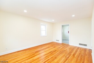 78 Koyen St in Fords, NJ - Foto de edificio - Building Photo