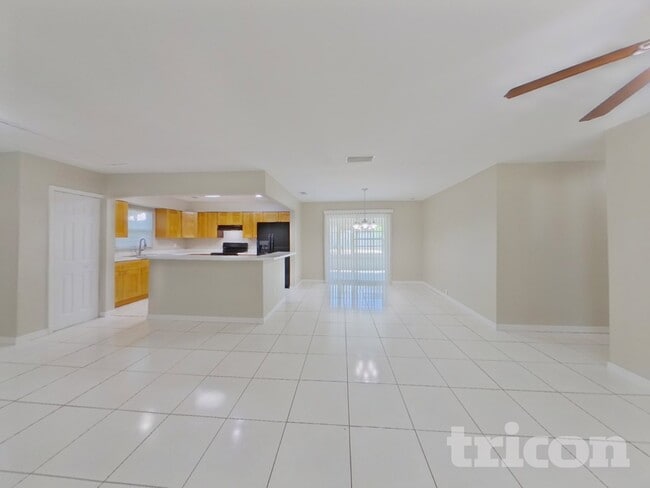 111 Sheryl Lynn Dr in Brandon, FL - Foto de edificio - Building Photo