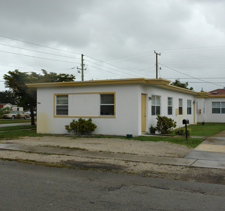 2300 Douglas St in Hollywood, FL - Building Photo