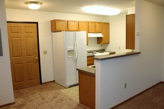 Fieldstone Village Senior Apartments-55+ in Fargo, ND - Foto de edificio - Building Photo
