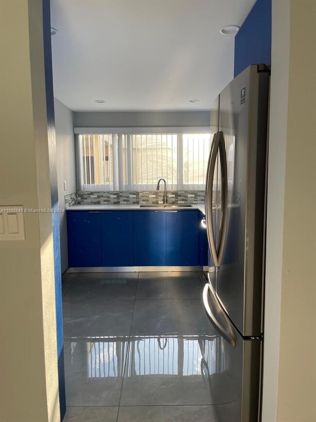 940 NE 199th St-Unit -4J in Miami, FL - Building Photo - Building Photo