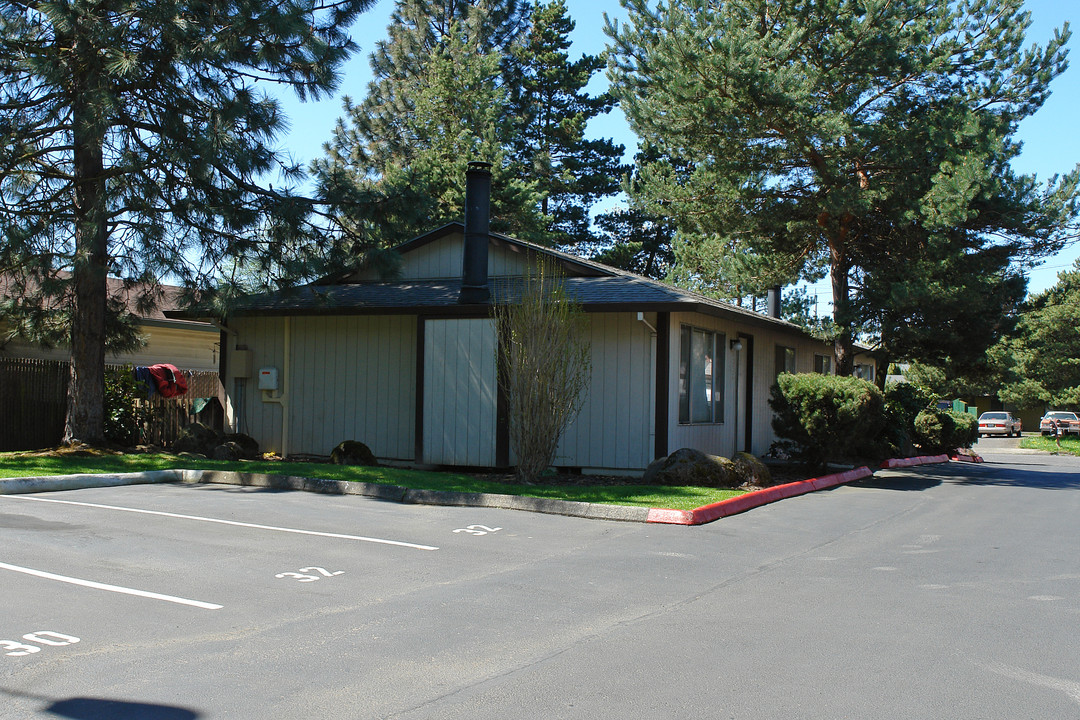 Glenview Woods Apartments in Portland, OR - Building Photo