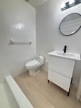 2035 NW 26th St in Miami, FL - Foto de edificio - Building Photo